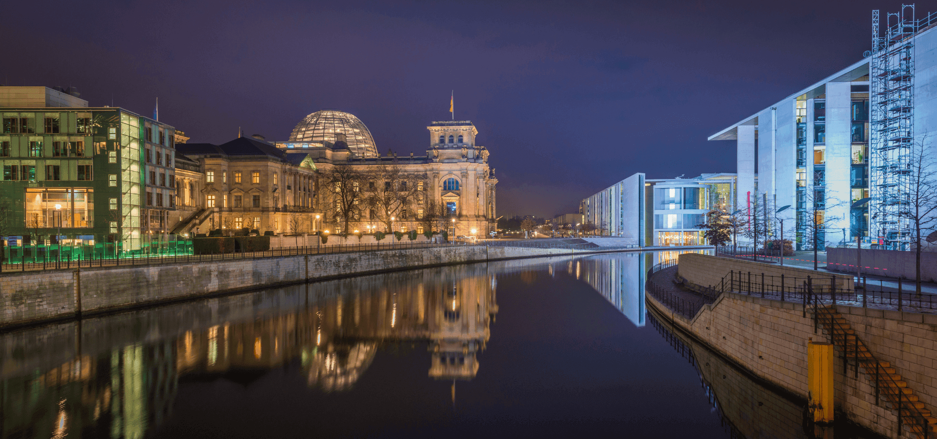 Reichstagsgebäude Berlin Spree Nachtbeleuchtung Spiegelung Deutscher Bundestag Architektur