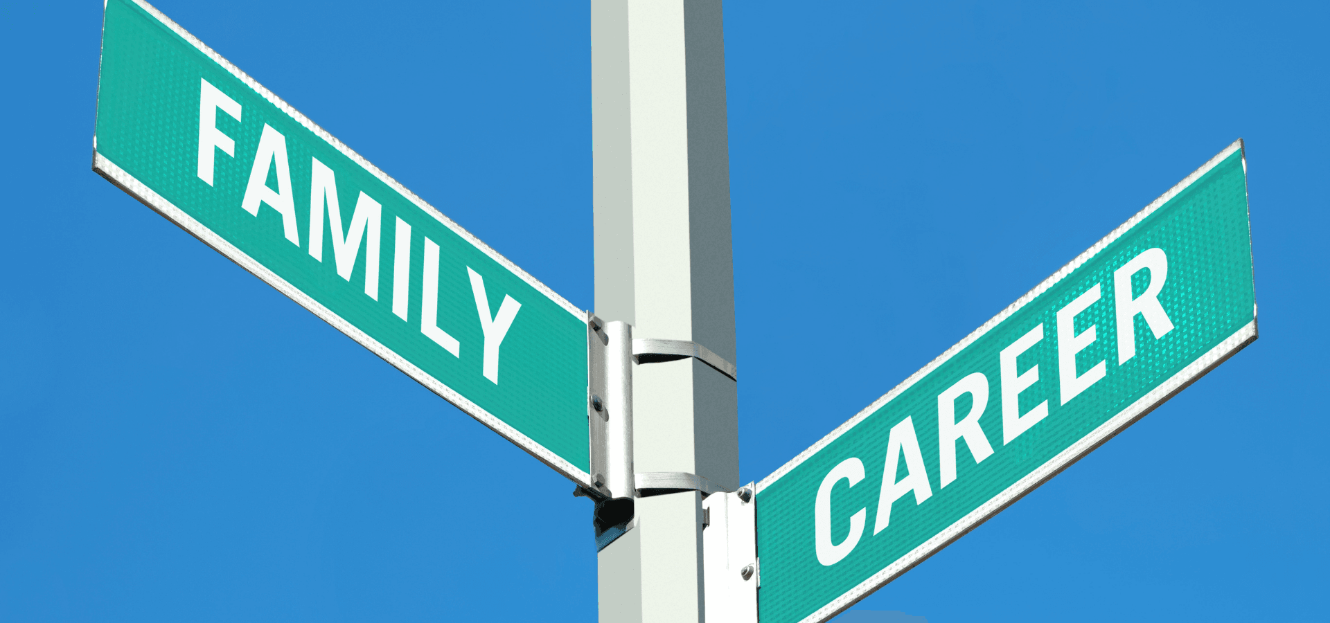Pfahl mit zwei Schildern, eins mit der Aufschrift Family und ein weiteres mit der Aufschrift Career