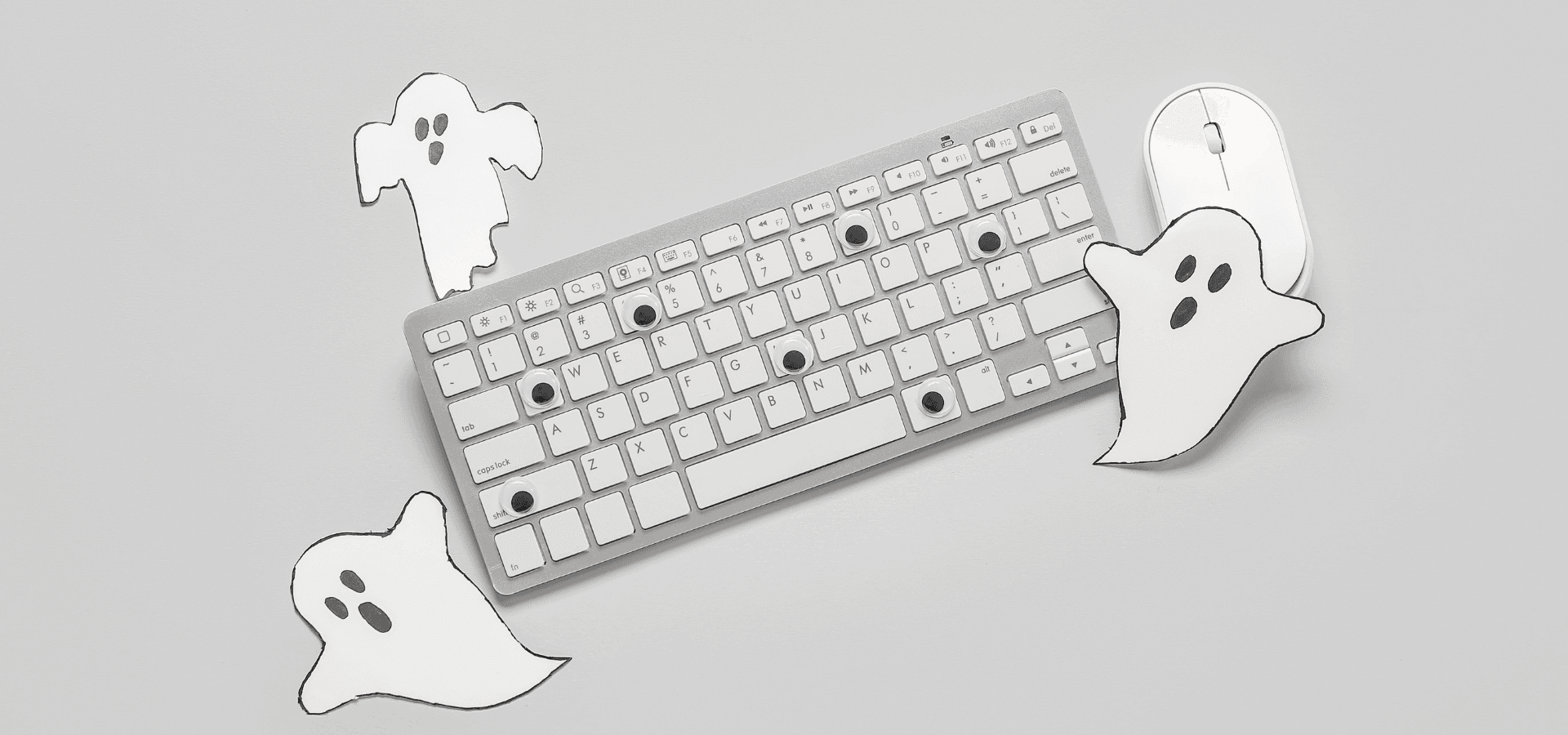 Tastatur und Maus, über die und um die herum Geisterfiguren aus Zeichentrickfilmen schweben.