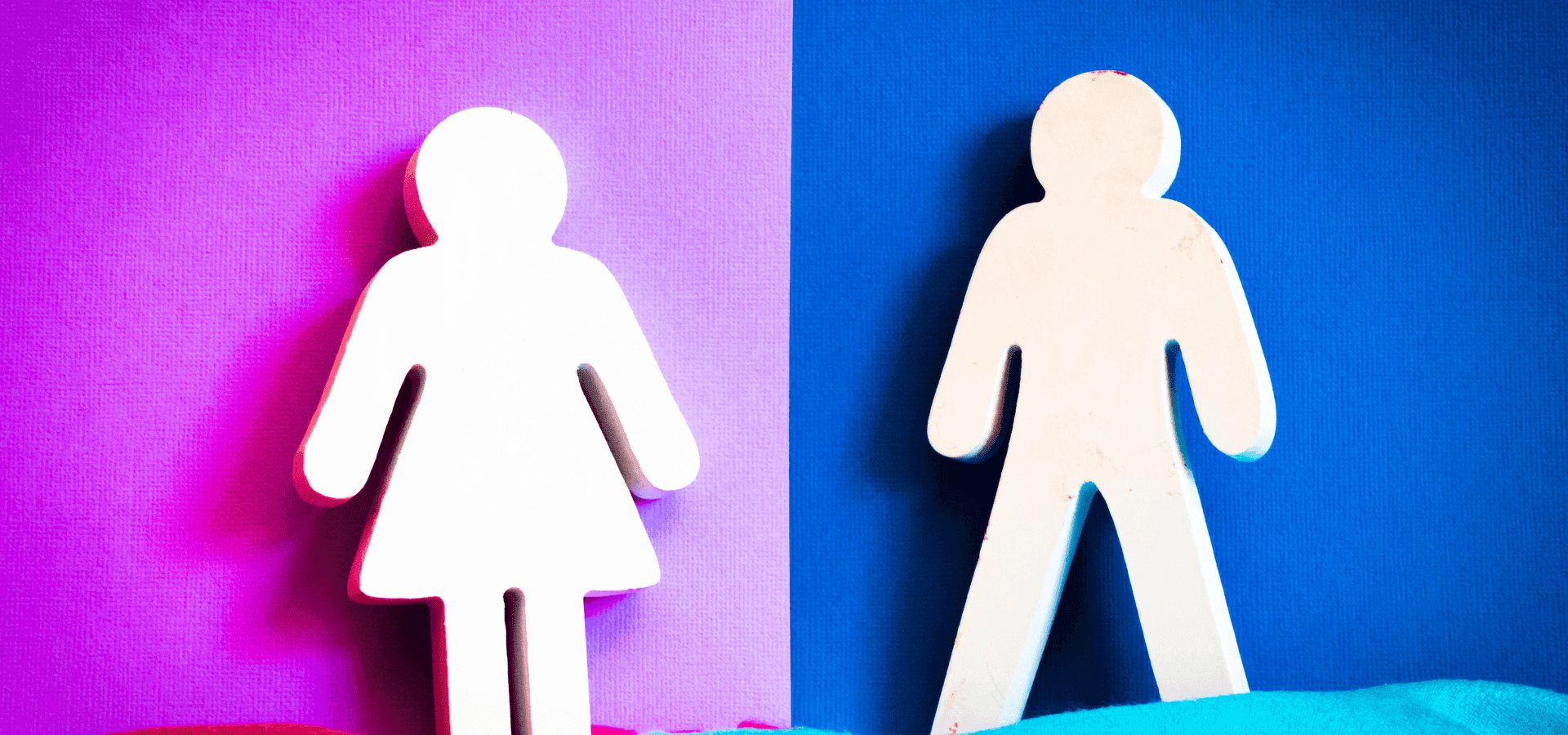 Ein zweiteiliges Bild mit zwei weißen, stilisierten Holzfiguren. Links ist eine weibliche Figur mit einem Rock auf lila Hintergrund. Rechts ist eine männliche Figur auf blauem Hintergrund.